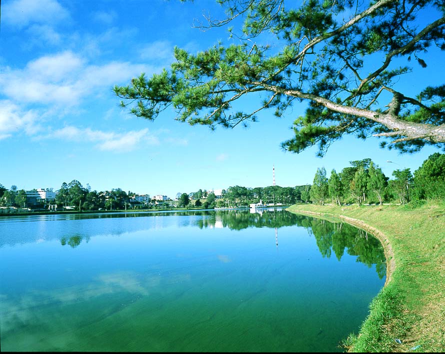 Hồ được mang tên Xuân Hương từ năm 1953 như muốn làm sống mãi hình ảnh lãng mạn của nữ sĩ thơ Nôm nổi tiếng Việt Nam thế kỷ thứ 19: Hồ Xuân Hương
